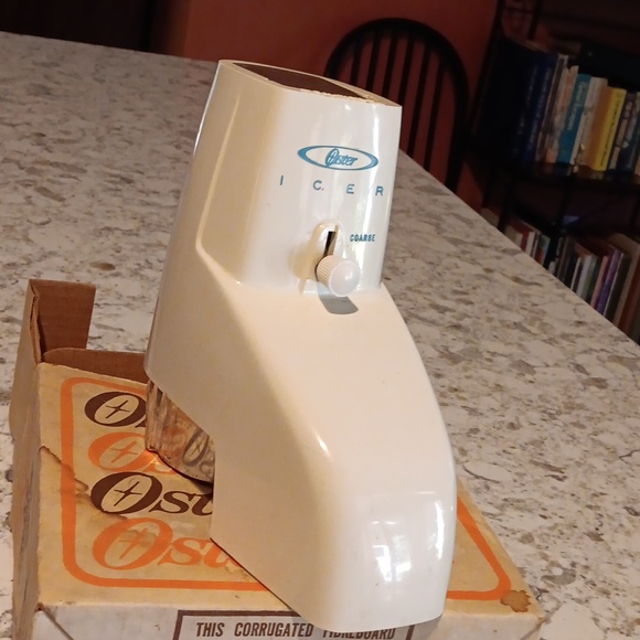 Oster White Ice Crusher Attachment - Picture 1 of 6